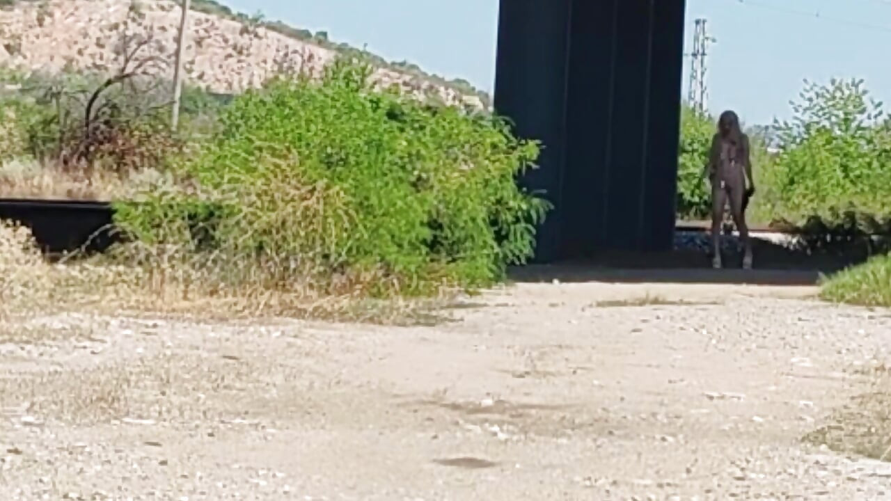 L’esclave Tih montre sa chatte et ses seins sous le pont