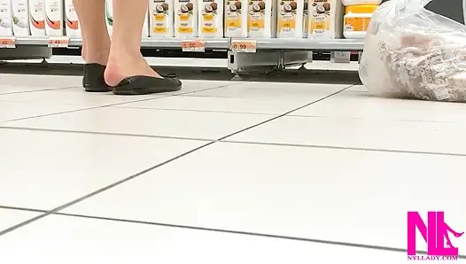 Footplay und tauchen in schwarzen wohnungen in einem Conad Store
