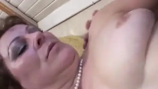 Немецкой бабушке в чулках черной киски трахнули