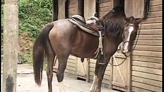 Brunette cowgirl krijgt een dikke pik om te neuken nadat ze in haar kutje is opgegeten