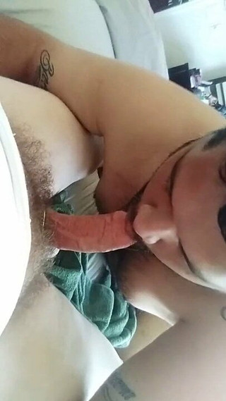 Ich lutsche meinen gut bestückten Papi im Bett