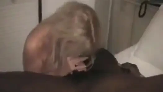 Aldatılan orta yaşlı seksi kadın hude siyah yarağı emiyor ve sikiliyor