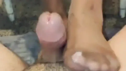 Şanslı bir hayran için ayakla muamele. Fetiş videosu