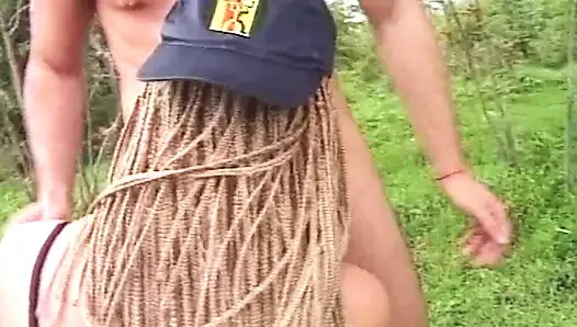 Reife blonde MILf weit im freien gedehnt, hardcore-hämmern