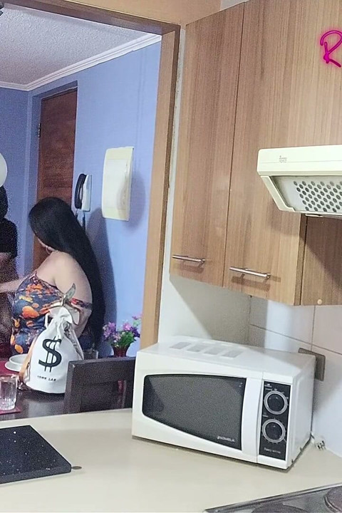 粉丝视频：一个戴面具的年轻人在厨房操我