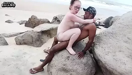 人けのないヌーディストビーチでのクソ 屋外で見た最高のセックス