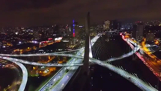 18-летняя молодая девушка вернулась, желая большего и горячо отсасывая, получила сперму в девственную попку