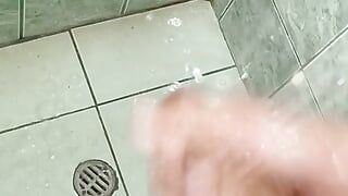homem no chuveiro acaba se masturbando até ele gozar - assista o fim