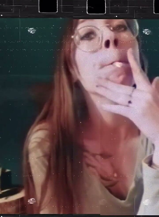 Êtes-vous prêt pour une domme sexy et silencieuse à l’air naturel ?