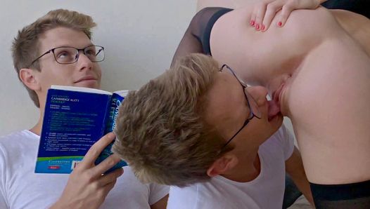 Il ragazzo nerd riceve la sua lezione dalla fidanzata dominante - mi ha scopato la faccia - mrpussylicking