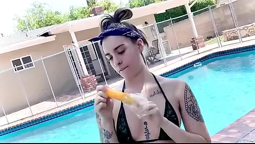 Bikini musim panas dan berbulu