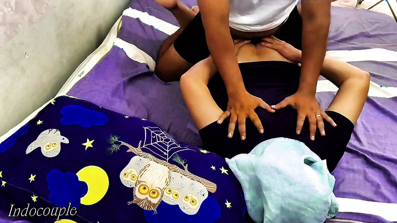 Sinnliche Massage mit sexy Mädchen im Minirock und Kebaya, die sich die Massage genießt