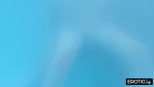 Дедушка трахает двух молодых улиток в джакузи