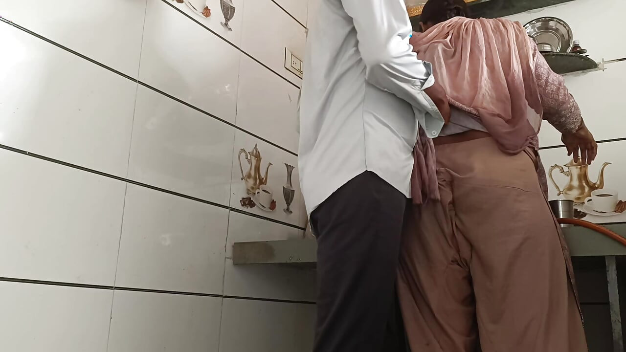 Rasoi mein bhabhi ji ke sath masti