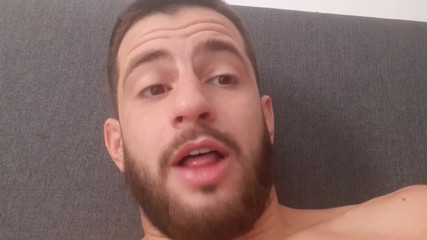 Chico guapo en la cama da estímulo positivo asmr