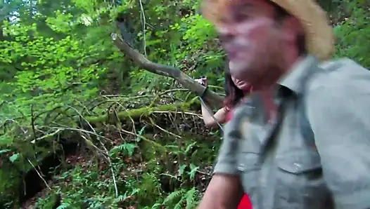 Большая киска в лесу