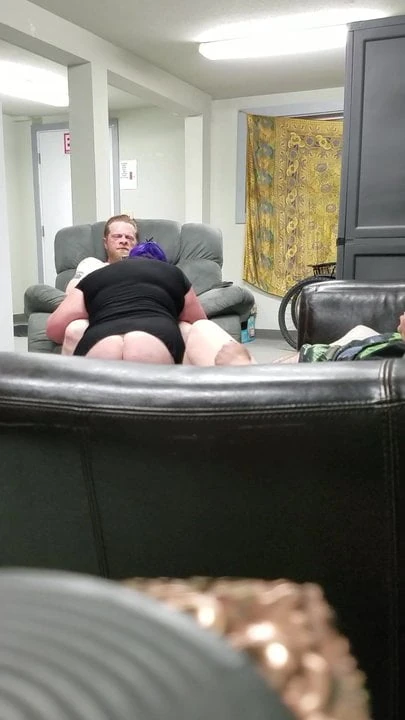 La ragazza mi succhia il cazzo mentre suo marito guarda