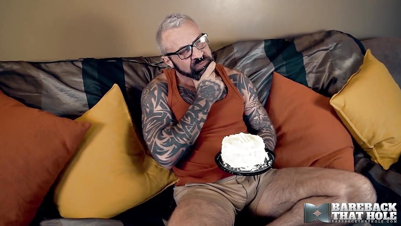 Barebackthathole - Peluda tatuada papai Marc Angelo se masturba