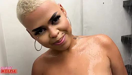 Betrogener Ehemann Muss Zusehen, Wie Seine Junge Frau Mit Einem Freund Von Ihm, Der Über Einen Dicken Penis Verfügt, Sex Hat