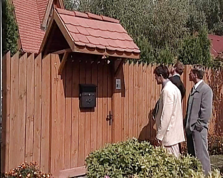 Ce posto per te Sc 3 full threesome scene