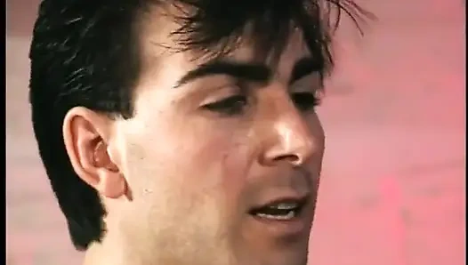 İki büyük yarak bu dik memeli sarışın sürtüğün deliklerini genişletiyor