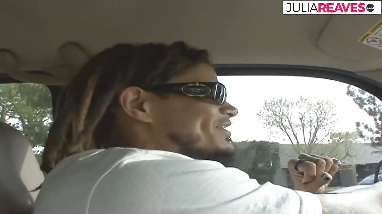 Plavuša se saginje dok joj ogromni crni kurac gura pičku otpozadi