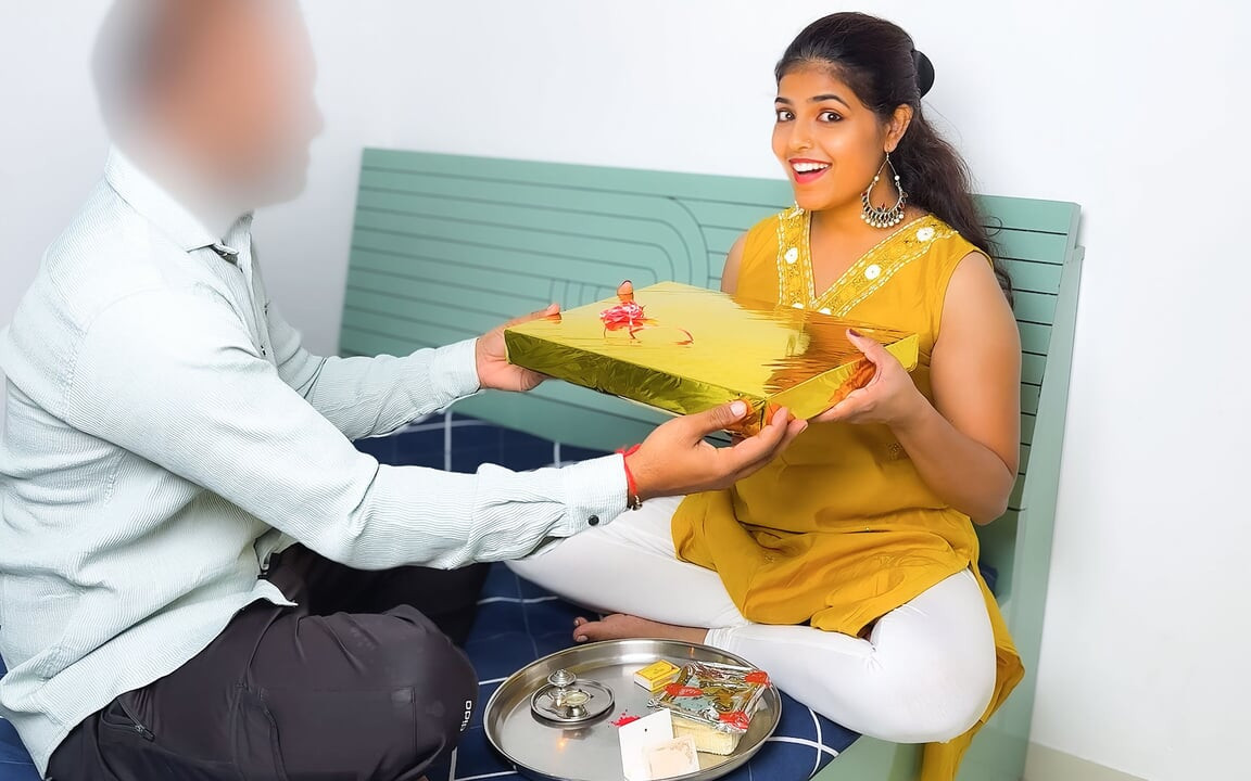 Komal część 2 Starszy przyrodni brat przyszedł tutaj dziś do Tie Rakhi Bade Bhai Chhodi Na Chhode Rahe Rahe Raha