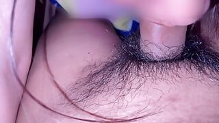 Aziatisch meisje dat grote lul zuigt - heet Aziatisch koppel eigengemaakte seks