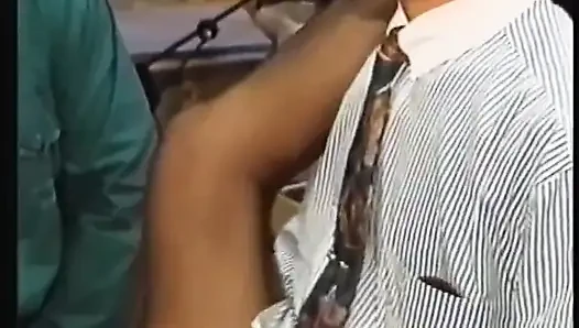 Seksi sekreter götünü iki büyük yarakla sikiyor ve içine ve yüzüne boşaltıyor