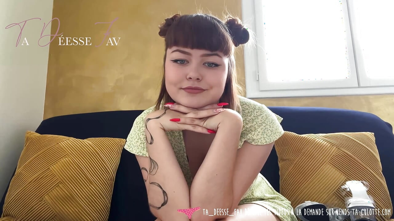 Vends-ta-culotte - A young French tenant subdues her landlord with her feet