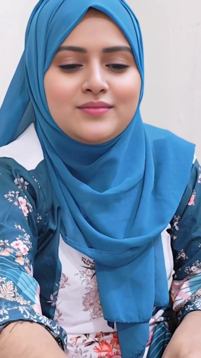 Adik ipar berhijab yang cantik bersenang-senang dengan seks saudara iparnya menikmati video. (Hiburan tidak terbatas). | Klip 1