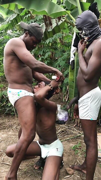 Un gemene fute două blute africane cu o pulă lungă singură