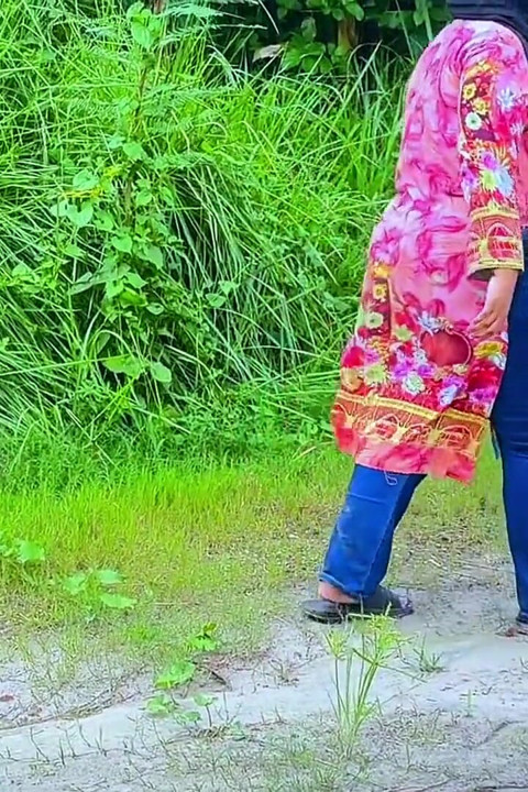 Grande rabo quente linda menina muçulmana sexo vlog em selva resort