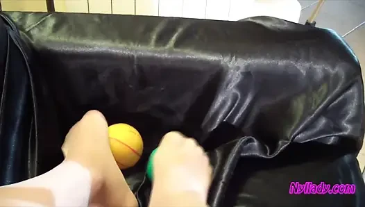 Nyllady meremas karet sambil pijat kakinya yang disodok