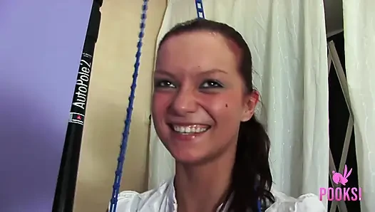 Schwanzlutscherin Priscilla bekommt ihr arschloch doggystyle geritten!