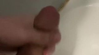 Masturbation en solo d'une grosse bite sous la douche