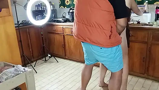 Dia mencoba membuat salad dan kemudian dia makan kontol