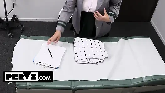Si semok natasha nice & crystal chase dikasih perawatan spesial dari dokter mesum