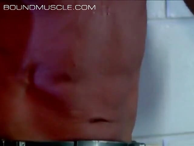 Homem musculoso pingando com Drool