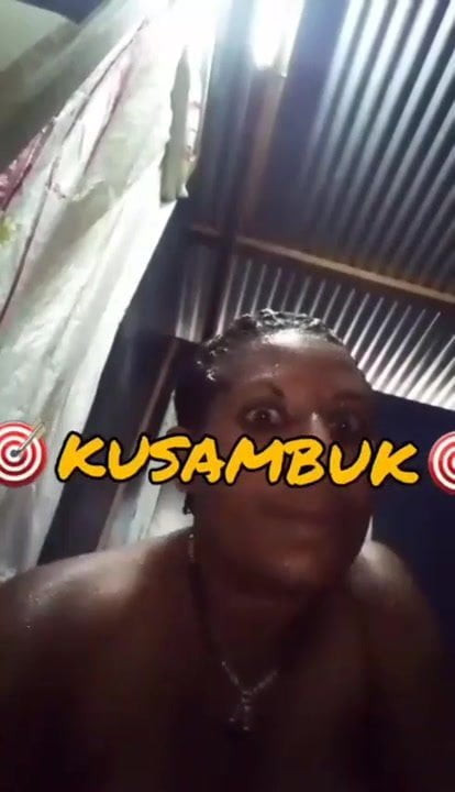 Meri Kimbe pilai wantaim Kan lips na kapsait kisim filins