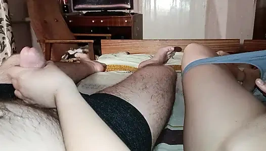 Di ranjang sama ibu tirimu, malammu menjadi menyenangkan