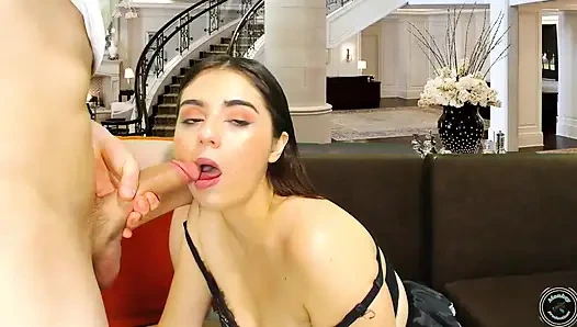 Cewek manis kolombia lagi asik nyepong kontol