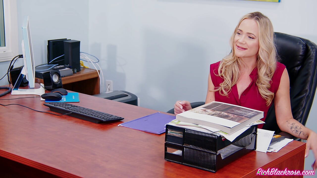 Vorstellungsgespräch - eine blonde MILf-chefin bittet mich, sie zu imprägnieren