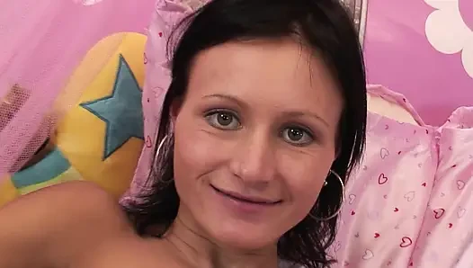 Я настолько возбужденная, мне нужен жесткий мясистый член в моей киске