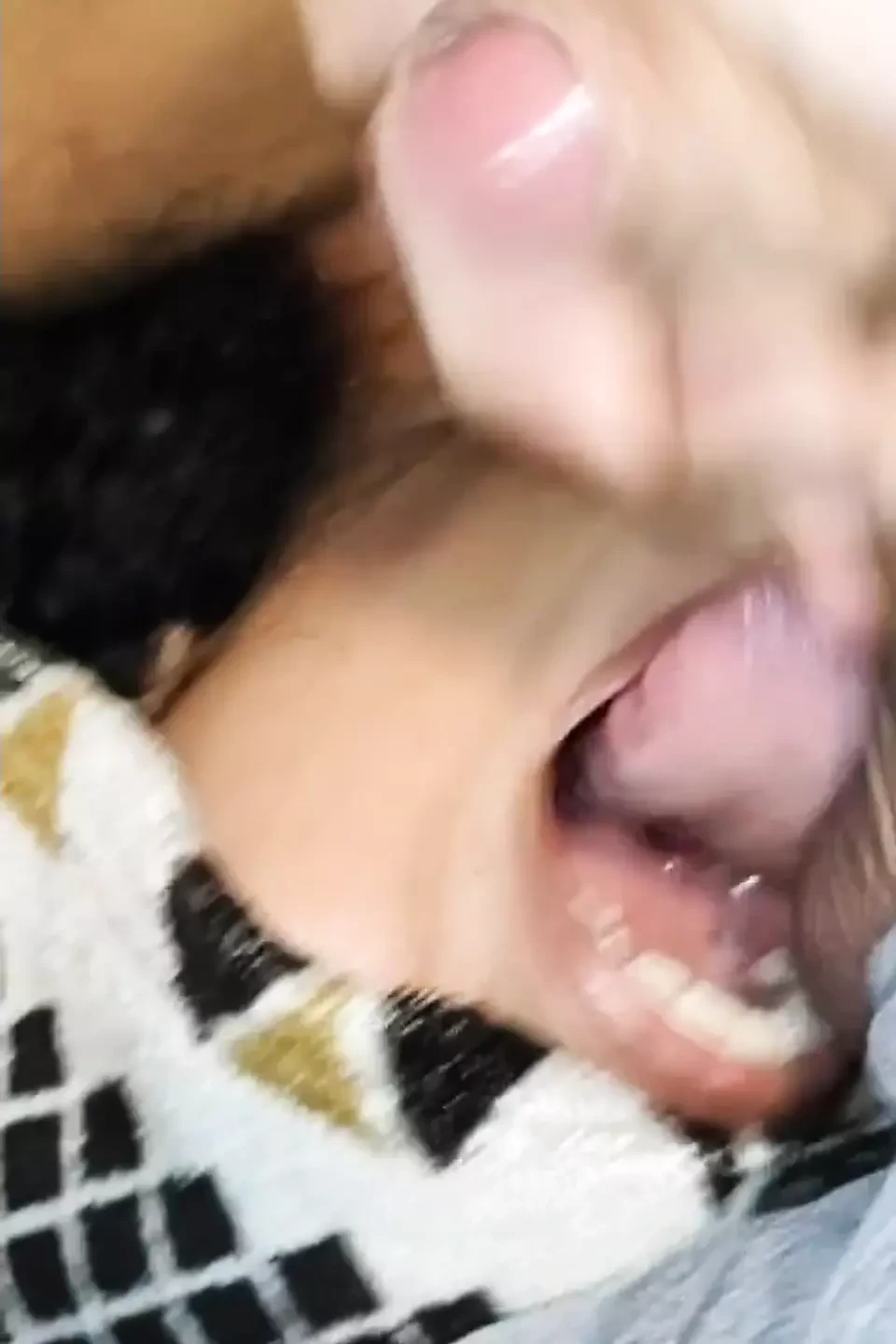 Dando mijo e porra para minha escrava no café da manhã