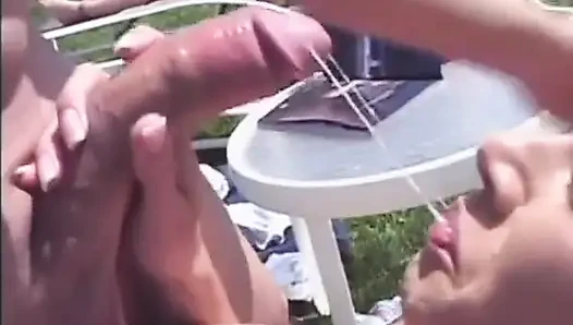 Bu sarışın Alman hatun havuzda amını siktiriyor