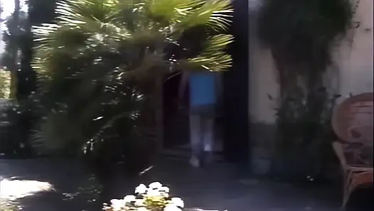 Cewek kurus kulit hitam dengan toket besar ini lagi asik ngentot kontol besar pria kulit putih