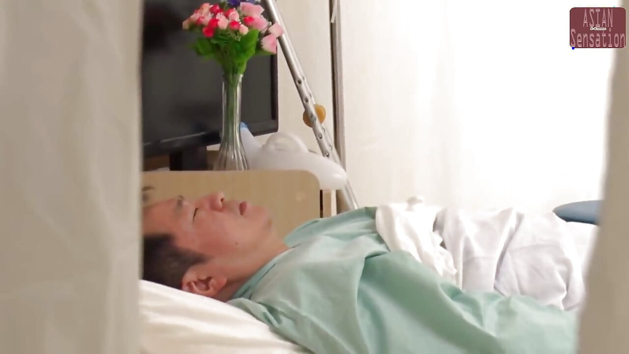잊을 수 없는 만남으로 이어진 어색한 순간을 부드럽게 도와주는 친절한 간호사 - 1부