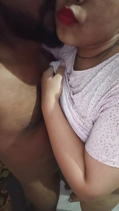 Sexy esposa peituda em momento de romance com casal