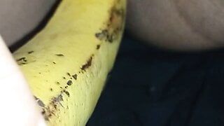 Une indienne joue avec une banane